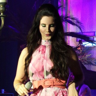 Lana Del Rey Performs Live in Concert