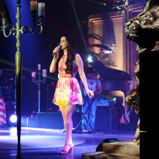 Lana Del Rey Performs Live in Concert