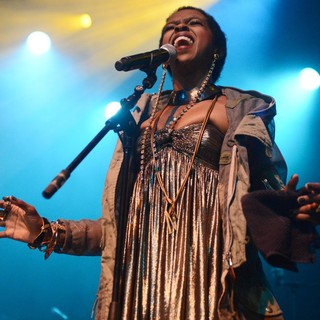 Lauryn Hill Performs Live - lauryn-hill-performs-live-02