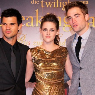 Taylor Lautner, Kristen Stewart, Robert Pattinson in Twilight Saga Breaking Dawn - Biss zum Ende der Nacht Teil 2 Premiere