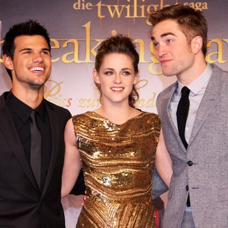 Taylor Lautner, Kristen Stewart, Robert Pattinson in Twilight Saga Breaking Dawn - Biss zum Ende der Nacht Teil 2 Premiere