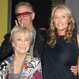 Cloris Leachman, Peter Fonda, Margaret DeVogelaere in Dark Shadows Premiere