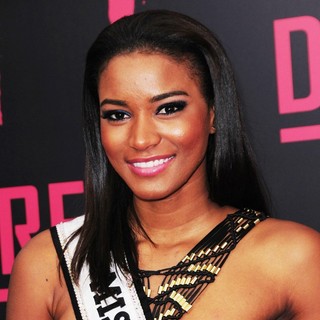 Dredd New York Screening - leila-lopes-screening-dredd-01