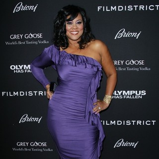 Lela Rochon in Los Angeles Premiere of Olympus Has Fallen - lela-rochon-premiere-olympus-has-fallen-02