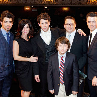 Joe Jonas, Jonas Brothers, Denise Jonas, Frankie Jonas, Nick Jonas, Kevin Jonas, Paul Kevin Jonas, Sr. in The Curtain Call for 'Les Miserables'