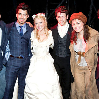 Cameron Mackintosh, Joe Jonas, Jonas Brothers, Samantha Barks, Nick Jonas, Camilla Kerslake, Kevin Jonas in The Curtain Call for 'Les Miserables'