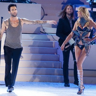 Adam Levine, Anne Vyalitsyna in 2011 Victoria's Secret Fashion Show - Performance