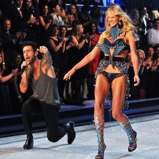 Adam Levine, Anne Vyalitsyna in 2011 Victoria's Secret Fashion Show - Performance