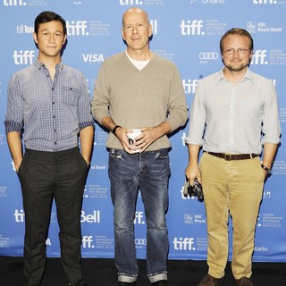Joseph Gordon-Levitt, Bruce Willis, Rian Johnson in Looper Press Conference Photo Call - During The 2012 Toronto International Film Festival