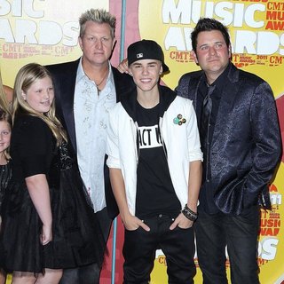 Gary LeVox, Justin Bieber, Jay DeMarcus in 2011 CMT Music Awards