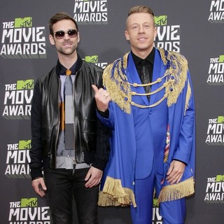 Macklemore in 2013 MTV Movie Awards - Arrivals - lewis-macklemore-2013-mtv-movie-awards-01