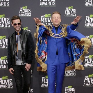 Macklemore in 2013 MTV Movie Awards - Arrivals - lewis-macklemore-2013-mtv-movie-awards-03