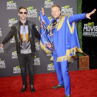 Macklemore in 2013 MTV Movie Awards - Arrivals - lewis-macklemore-2013-mtv-movie-awards-05