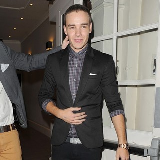 Liam Payne, One Direction in Liam Payne Performs Magic Tricks with Some Friends