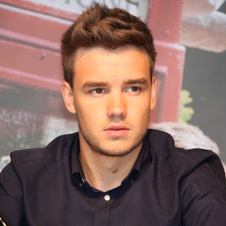 Liam Payne, One Direction in Liam Payne Signing Autographs