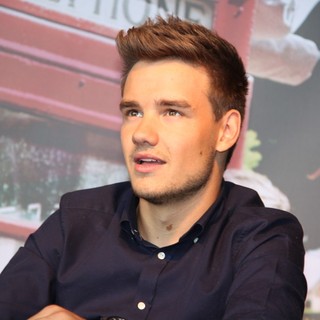 Liam Payne, One Direction in Liam Payne Signing Autographs
