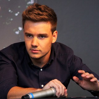 Liam Payne, One Direction in Liam Payne Signing Autographs