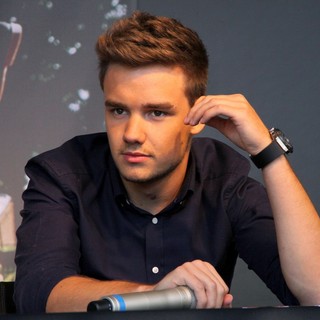 Liam Payne, One Direction in Liam Payne Signing Autographs