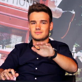 Liam Payne, One Direction in Liam Payne Signing Autographs