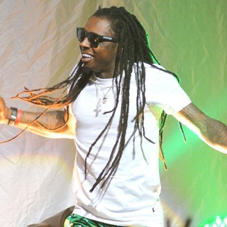 Lil Wayne in Lil Wayne Performing Live on The Nicki Minaj Tour