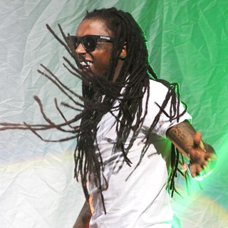 Lil Wayne in Lil Wayne Performing Live on The Nicki Minaj Tour
