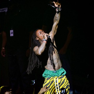 Lil Wayne in Lil Wayne Performing Live on The Nicki Minaj Tour
