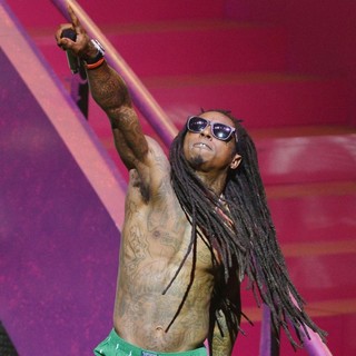Lil Wayne in Lil Wayne Performing Live on The Nicki Minaj Tour