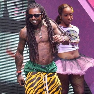 Lil Wayne in Lil Wayne Performing Live on The Nicki Minaj Tour