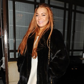 Lindsay Lohan in Lindsay Lohan at Dorchester Hotel and Heads for C London Restaurant