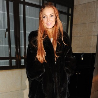 Lindsay Lohan in Lindsay Lohan at Dorchester Hotel and Heads for C London Restaurant