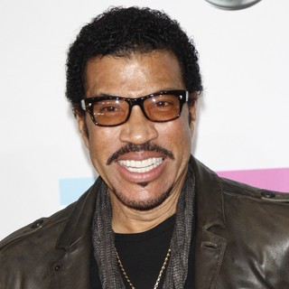 Lionel Richie in 2011 American Music Awards - Arrivals - lionel-richie-2011-american-music-awards-02
