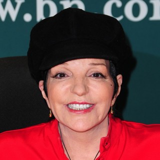 Liza Minnelli in Liza Minnelli Signs Copies of Her CD Live at The Winter Garden
