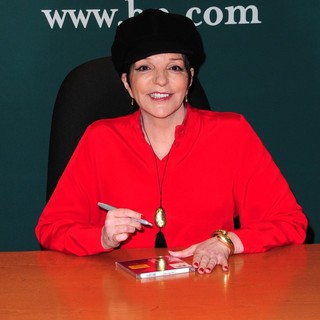 Liza Minnelli Signs Copies of Her CD Live at The Winter Garden