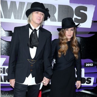 Lisa Marie Presley in 2013 CMT Music Awards - Arrivals - lockwood-presley-2013-cmt-music-awards-02