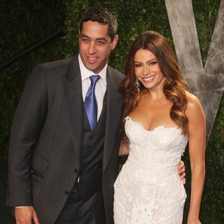 Nick Loeb, Sofia Vergara in 2012 Vanity Fair Oscar Party - Arrivals