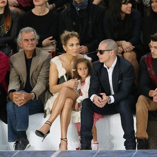 Patrick Demarchelier, Jennifer Lopez, Emme Anthony, Casper Smart, Baptiste Giabiconi in Paris Fashion Week Spring-Summer 2013 - Chanel - Front Row