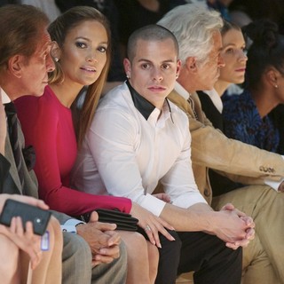 Valentino Garavani, Jennifer Lopez, Casper Smart in Paris Fashion Week Spring-Summer 2013 - Valentino - Front Row