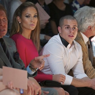 Valentino Garavani, Jennifer Lopez, Casper Smart in Paris Fashion Week Spring-Summer 2013 - Valentino - Front Row