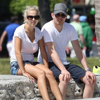 Michael Buble and Luisana Lopilato Take A Rest on A Wall After Walking on Miami Beach - lopilato-buble-on-miami-beach-01