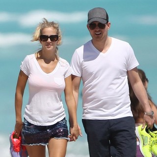 Michael Buble and Luisana Lopilato Walking on Miami Beach - lopilato-buble-on-miami-beach-02
