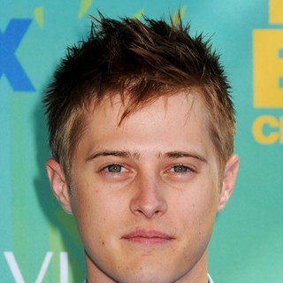 Lucas Grabeel in 2011 Teen Choice Awards - lucas-grabeel-2011-teen-choice-awards-01