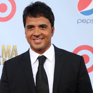 Luis Fonsi in 2012 NCLR ALMA Awards - Arrivals