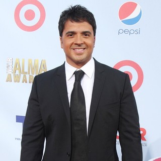 Luis Fonsi in 2012 NCLR ALMA Awards - Arrivals