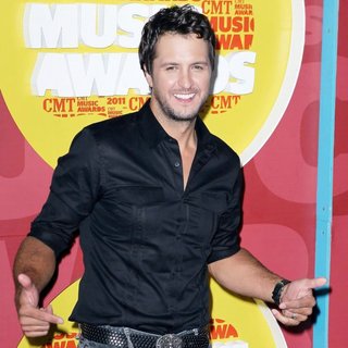 Luke Bryan in 2011 CMT Music Awards - luke-bryan-2011-cmt-music-awards-01