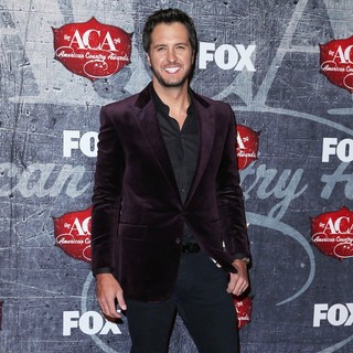 Luke Bryan in 2012 American Country Awards - Arrivals