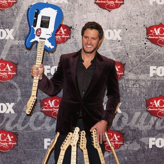 Luke Bryan in 2012 American Country Awards - Press Room