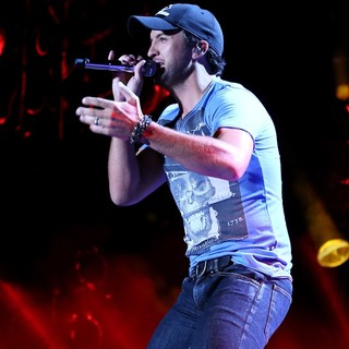 Luke Bryan in The 2013 CMA Music Festival - Day 1 - luke-bryan-2013-cma-music-festival-09