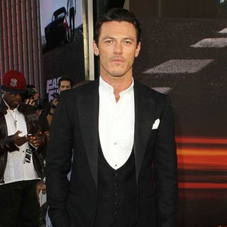Luke Evans in Los Angeles Premiere of Fast and Furious 6 - luke-evans-la-premiere-fast-and-furious-6-01