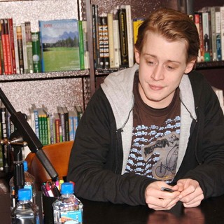 Macaulay Culkin in Macaulay Culkin Signs Copies of His Book Junior