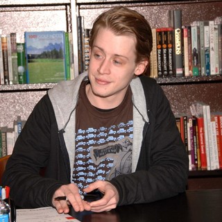 Macaulay Culkin in Macaulay Culkin Signs Copies of His Book Junior